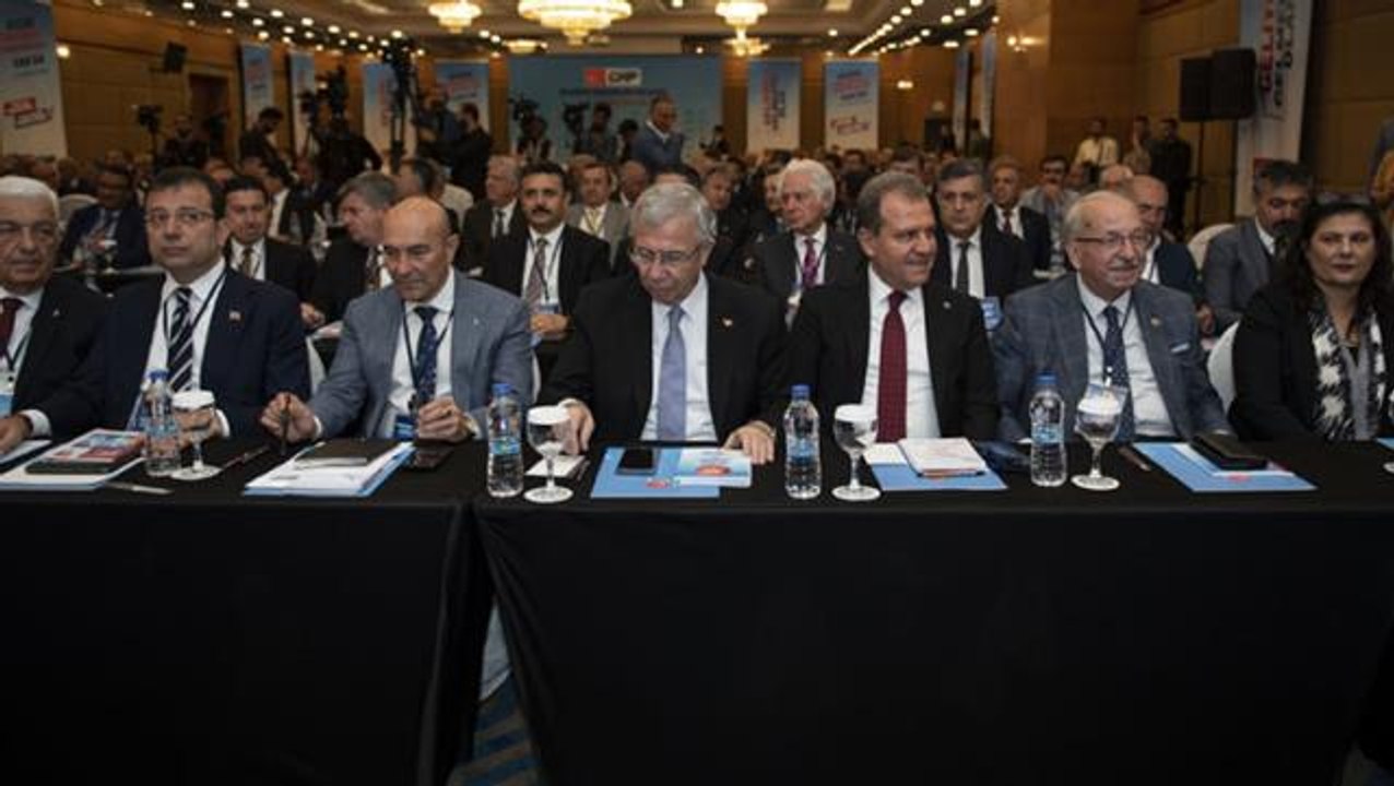 İsimleri adaylık için geçen İmamoğlu ve Yavaş, Van'da "Görevimiz, desteği genel seçimlere taşımak" mesajı verdi