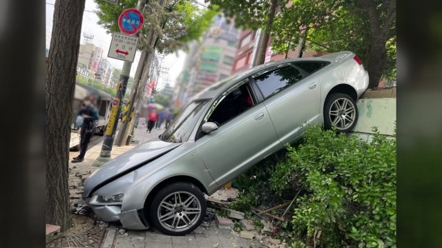 아파트 담장 뚫고 인도로 차량 추락...50대 운전자 부상 / YTN