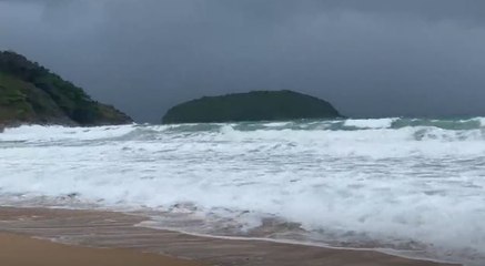 ภูเก็ต ปักธงแดงเตือน นทท.ห้ามเล่นน้ำทะเล