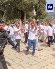 رقص واستفزاز وحملة اعتقالات واسعة بحق المصلين