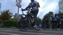 Cientos de personas en bicicleta protestan en Sri Lanka contra el presidente Rajapaksa