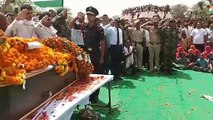 शहीद के अंतिम संस्कार की ये तस्वीरें देखकर आपकी आंखों में भी आ जाएंगे आंसू