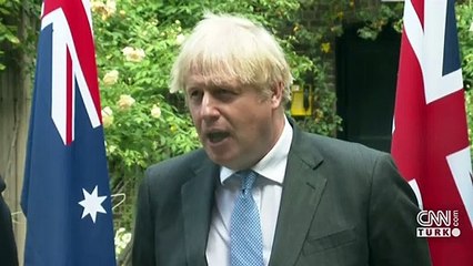 İngiltere'de karantina partisi krizi