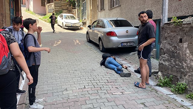 Hırsız kaçtığı çatıdan çocuğun üstüne düştü