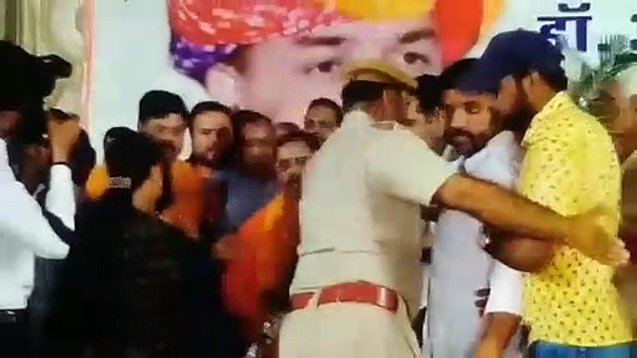 VIDEO : भाजपा नेता के जन्मदिन समारोह में पहुंची...