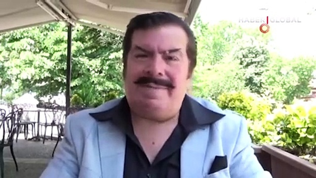 Pasta ustası Ahmet Budak, Orhan Gencebay'a benzerliğiyle dikkat çekiyor