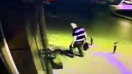 Tadını beğendiği çileği kasasıyla birlikte çaldı