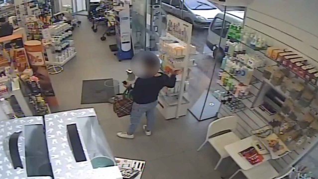 El hurto del joven en una farmacia captado por las cámaras de seguridad.