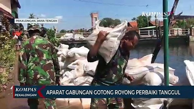 Aparat Gabungan Gotong Royong Perbaiki Tanggul