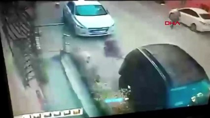 Kadına çarpan yabancı uyruklu sürücü ortalığı birbirine kattı