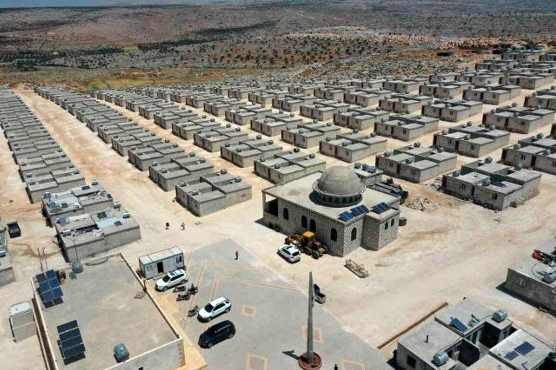 Kızılay Suriye'de 2 bin 461 adet briket evi teslim ettiBriket evler, güvenli bölgelerde yeni kentler olarak gün yüzüne çıkıyorFatma Muhammed: "Buraya...