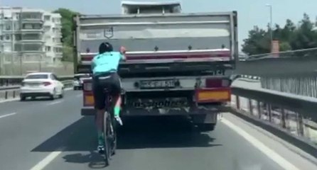 E-5’te bisikletlinin yürekleri ağza getiren yolculuğu