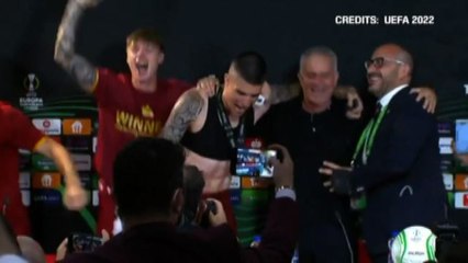 Gioia Roma, i giocatori interrompono la conferenza di Mou