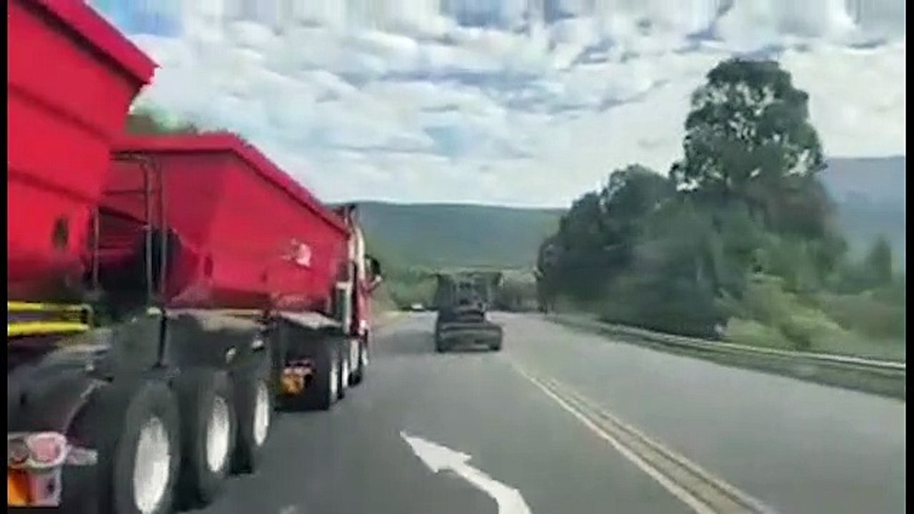 Afrique du Sud : Un chauffeur de camion force le passage à tous les véhicules qui se trouvent sur son chemin