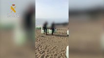 Intervenidas casi 5 toneladas de hachís en una cala de Lorca justo cuando los narcotraficantes descargaban la droga en la playa