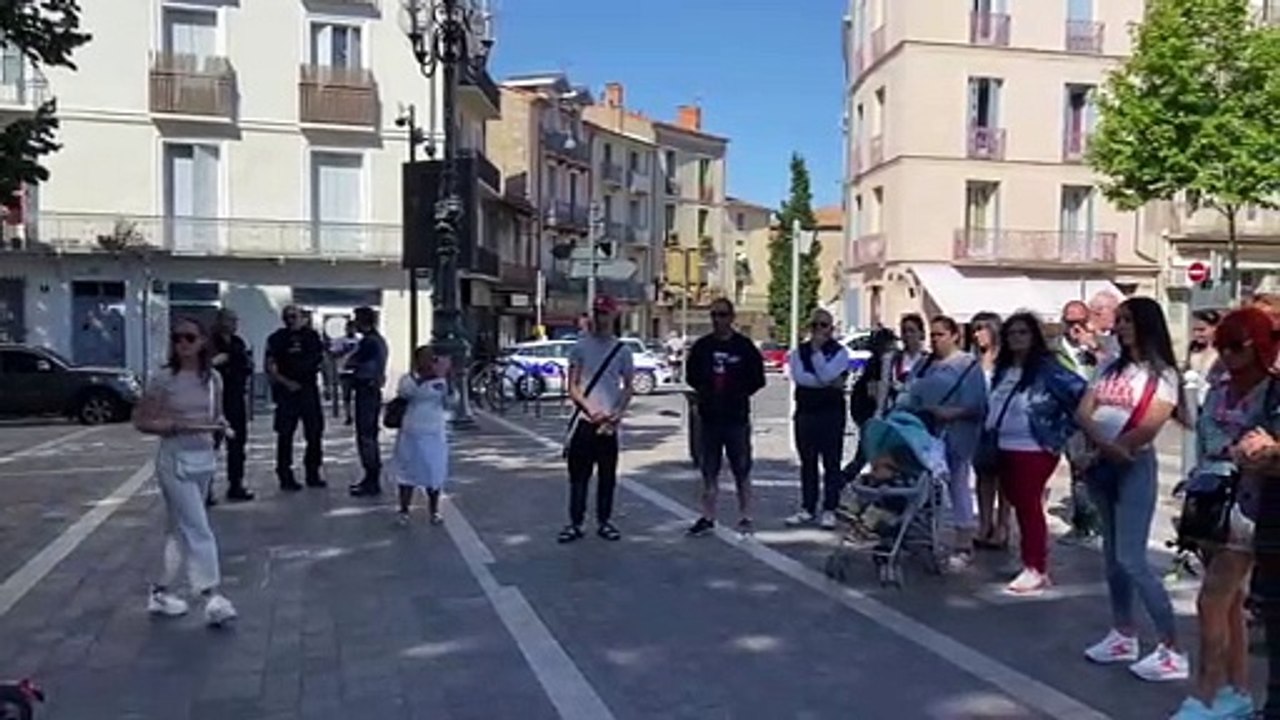 Une minute de silence a été observée devant le parc des Poètes, à Béziers, là où l'une des victimes a été retrouvée sans vie