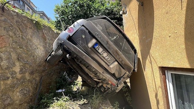 Ümraniye’de cip apartman boşluğuna düştü