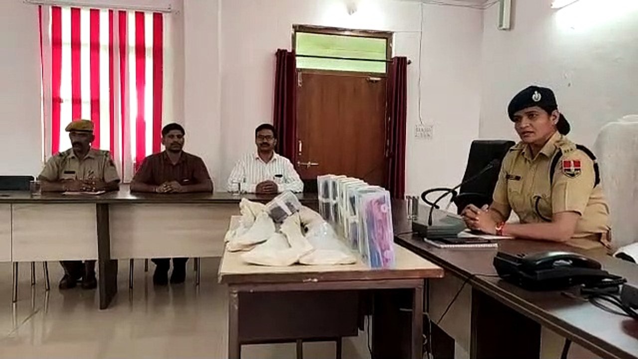पुलिस ने पकड़ा हथियारों का जखीरा: आरोपी ने कार्रवाई के दौरान की हवाई फायरिंग