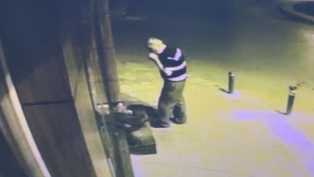 Tadına baktığı çileği beğenince kasasıyla birlikte çaldı