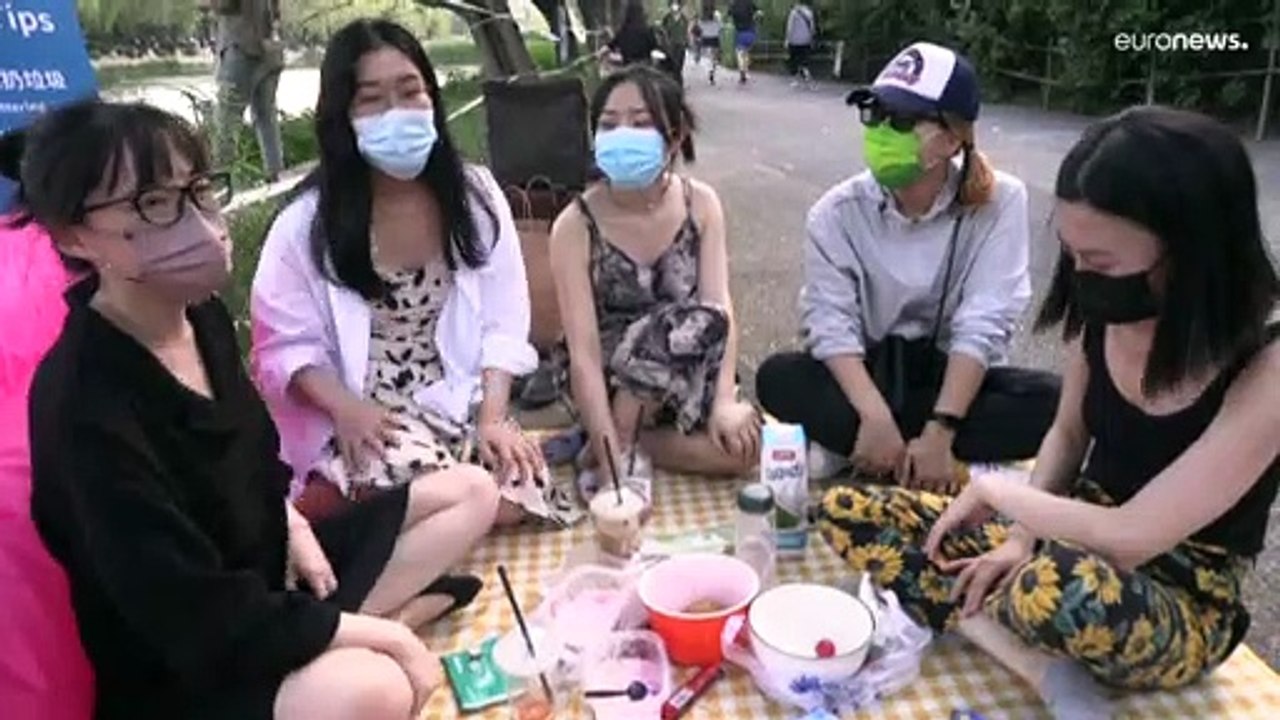 Schwimmen neben dem Verbotsschild: Pekinger setzen sich über Corona-Regeln hinweg