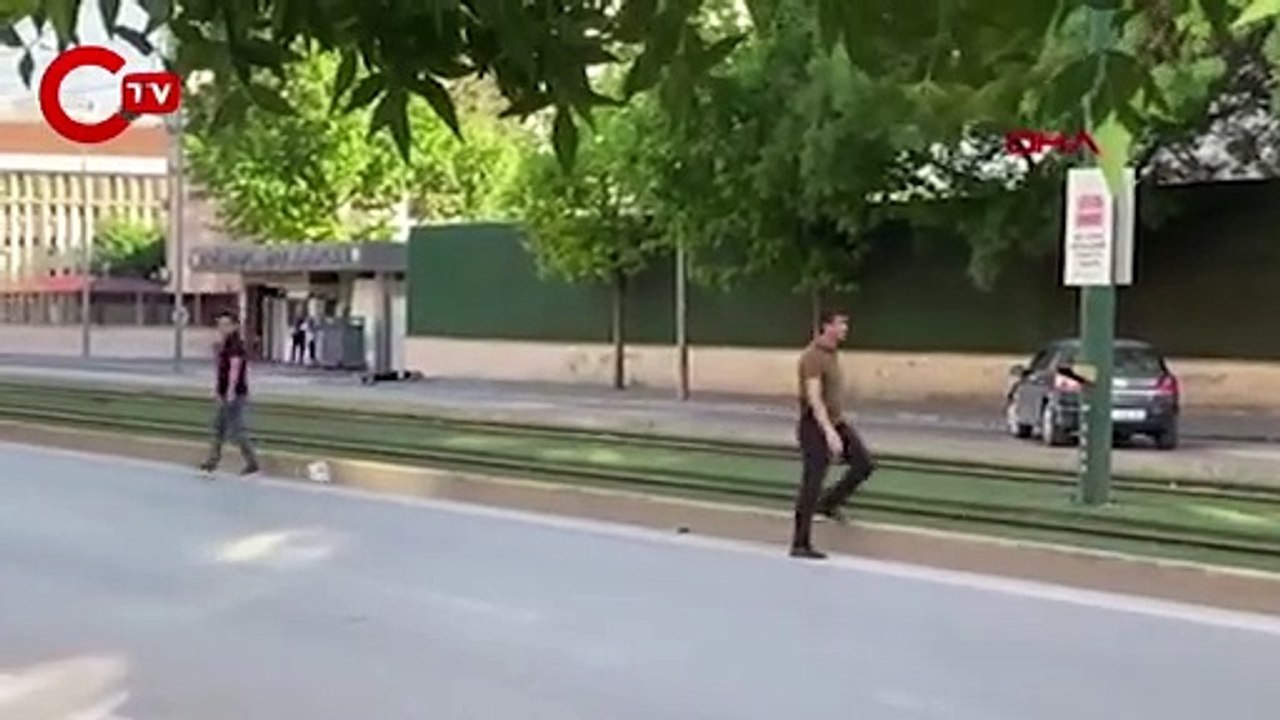 GAZİANTEP EMNİYET MÜDÜRLÜĞÜ ÖNÜNDE 1 KİŞİ POLİSLER TARAFINDAN VURULARAK ETKİSİZ HALE GETİRİLDİ