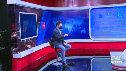 Afgan erkek sunucular yayına maske takarak çıktı