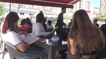 ŞIRNAK'TA FARKINDALIK OLUŞTURMAK İÇİN KENT MEYDANINDA KİTAP OKUDULAR