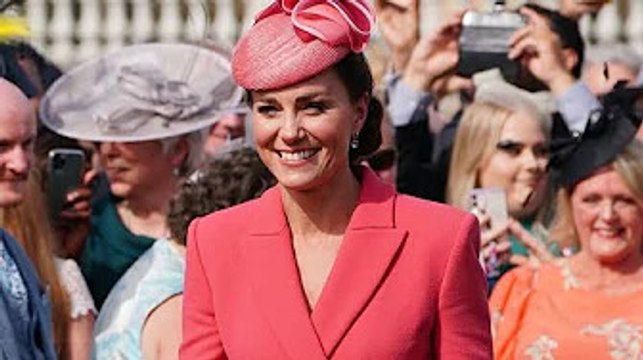 'Crowds move around her!' Kate steals Queen's trick as Duchess takes over Palace parties