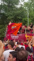 Roma, festa in pullman: Zaniolo e il coro contro la Lazio