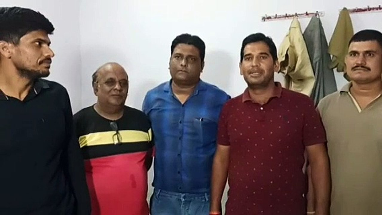 बीस हजार की घूस लेते दलाल व श्रम विभाग के दो सं...
