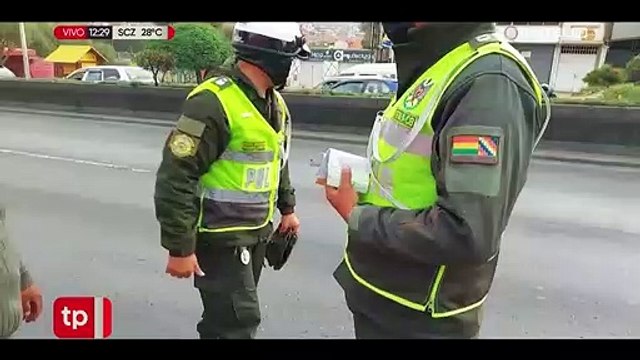 Buscan a conductor que estuvo a punto de provocar accidentes por invadir carril en plena carretera