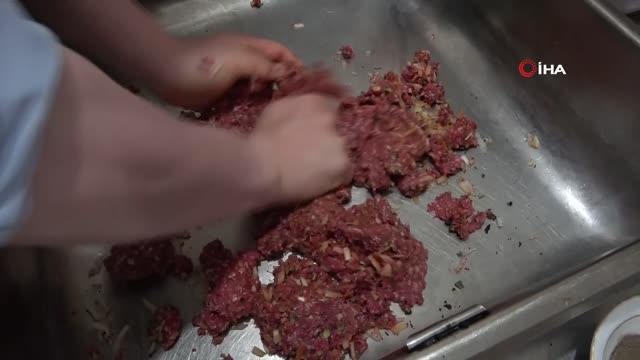 Kaymakam Türk Mutfağı Haftası'nda kolları sıvadı kadınlarla birlikte mutfağa girdi