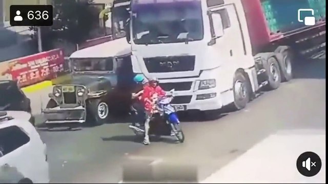 2 motards vraiment très chanceux s'en sortent par miracle