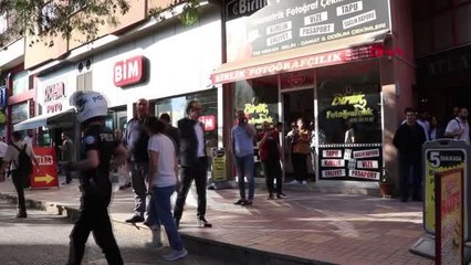 Download Video: GAZİANTEP'TE, EMNİYET BİNASI ÖNÜNDE CANLI BOMBA ŞÜPHELİSİ ETKİSİZ HALE GETİRİLDİ