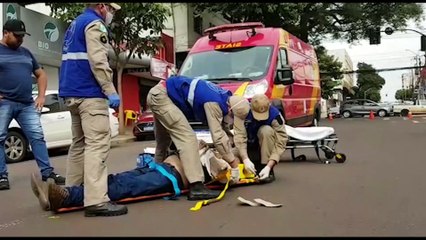 Homem fratura o cotovelo ao cair de moto no Centro de Cascavel