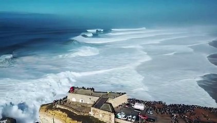Surfista cavalca un'onda gigantesca, risconosciuto il record dalla Lega mondiale