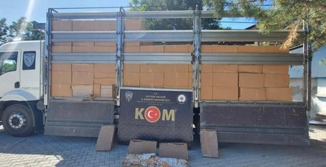 Kayseri'de piyasa değeri 5 milyon TL olan 3.5 milyon dal doldurulmuş makaron ele geçirildi