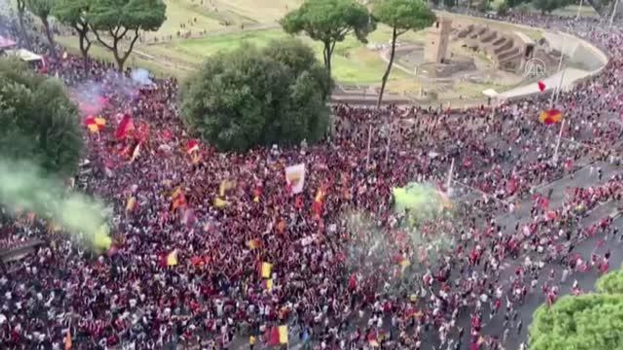 Avrupa Konferans Ligi şampiyonu Roma, taraftarıyla buluştu (1)