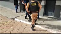 Detidos com 84 quilos de maconha são levados para a delegacia de Cascavel
