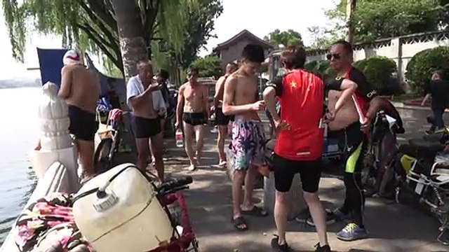 سكان بكين يستمتعون بالطقس الجميل رغم قيود كوفيد