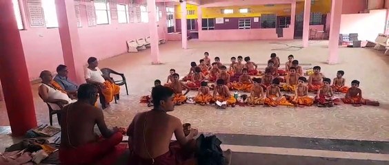 बच्चों को सिखाई गायत्री की 24 मुद्रा, दिया सूर्य को अर्घ्य