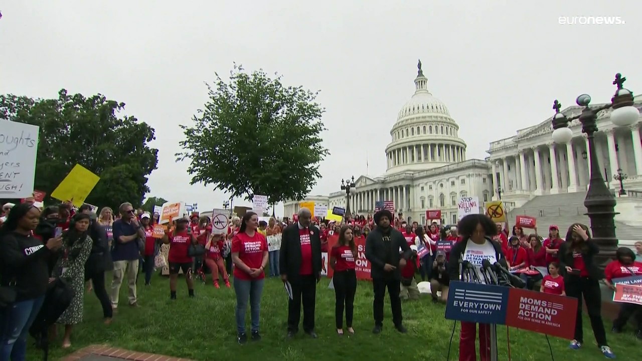 Demonstrant:innen vor dem Kongress in Washington: 'Der NRA die Stirn bieten'