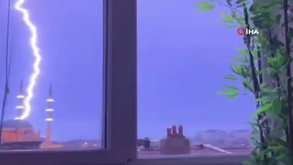 Yıldırım cami kubbesindeki paratonere düştü, o anlar kamerada