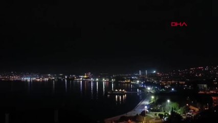 İSTANBUL'DA ŞİMŞEKLER GECEYİ AYDINLATTI