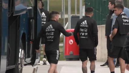 Download Video: La selección argentina ya se entrena sobre el césped de Lezama