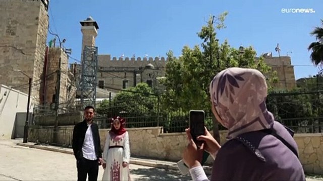 إسرائيل تدمر درجا تاريخيا لتشييد مصعد كهربائي لليهود في الحرم الإبراهيمي بالخليل وسط تنديد فلسطيني