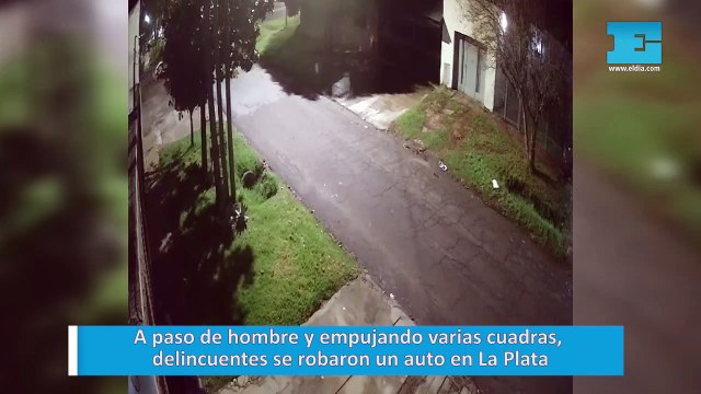 A paso de hombre y empujando varias cuadras, delincuentes se robaron un auto en La Plata
