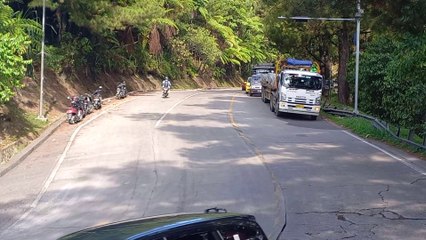 Truck Trailer Menuruni Tanjakan Sitinjau Lauik