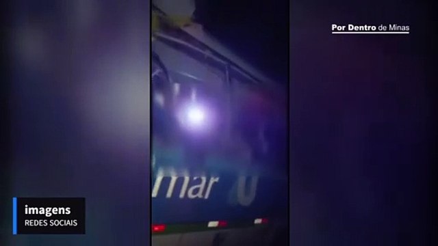 Colisão entre micro-ônibus da Vale e caminhão deixa três pessoas e deixa 13 feridos na MGC-120, em Itabira