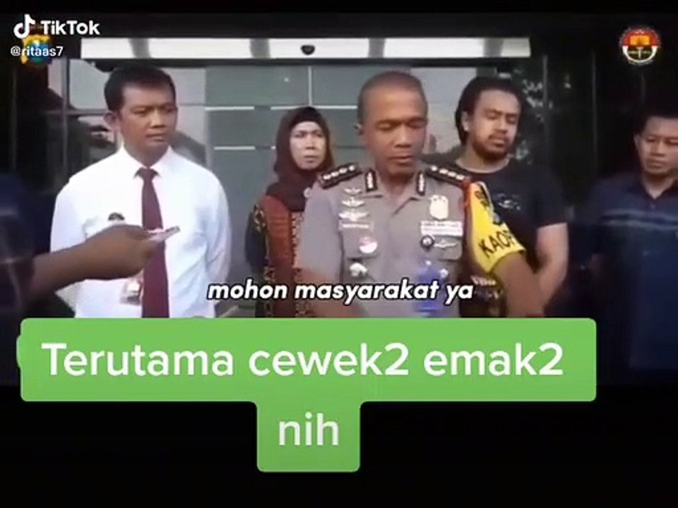 Himbauan kepada masyarakat cara membawa tas  agar aman.